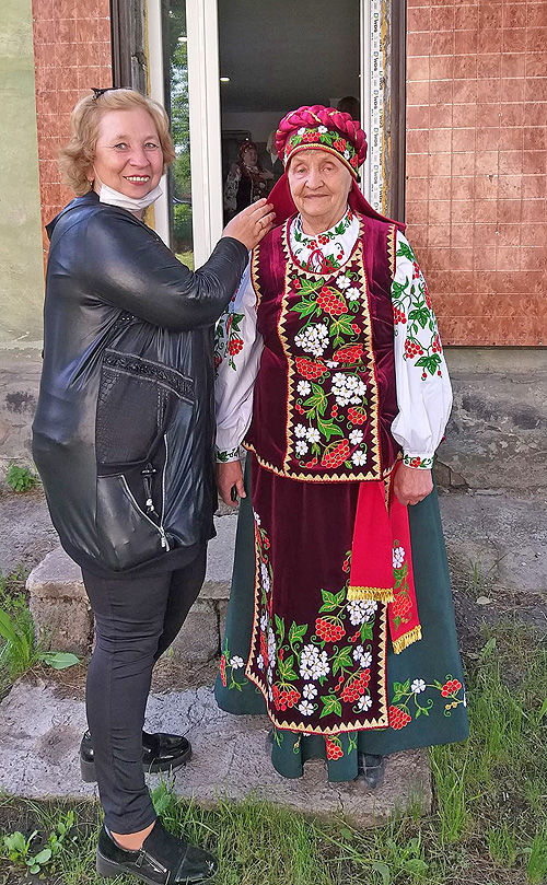 Лілія Кунченко допомагає вдягтися у новий сценічний костюм Ользі Конзюк (праворуч)